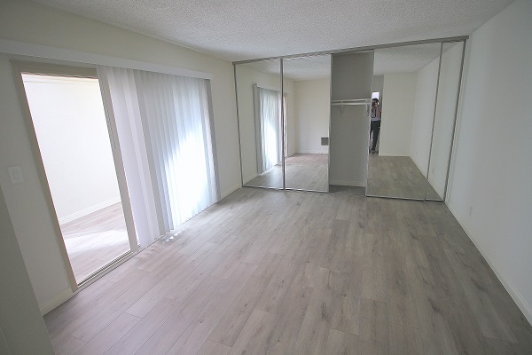 Huge Master bedroom with wall to wall mirrored closets